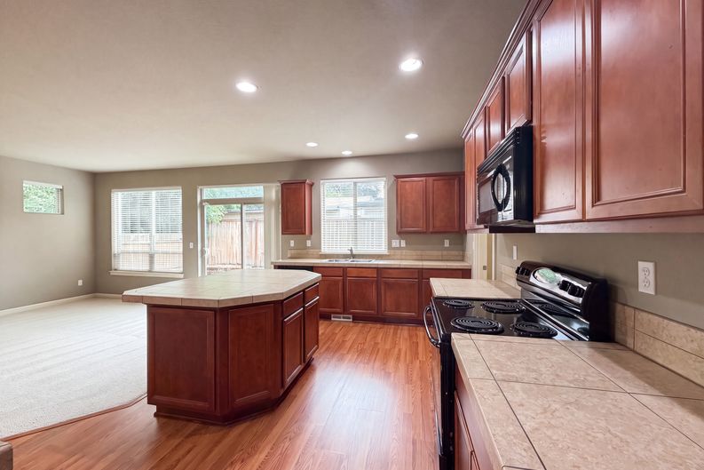 Photo 8 of 23 of 1724 SW Willowview Ter, Beaverton, OR