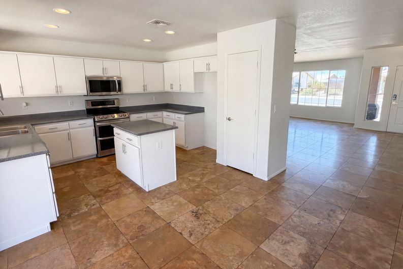 Photo 6 of 29 of 10860 W Lone Cactus Dr, Peoria, AZ