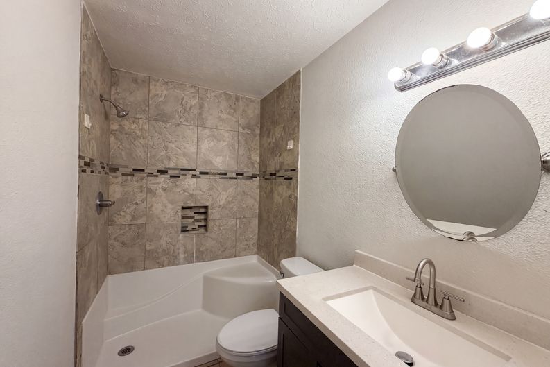Photo 14 of 17 of 703 Midland Ct, Houston, TX