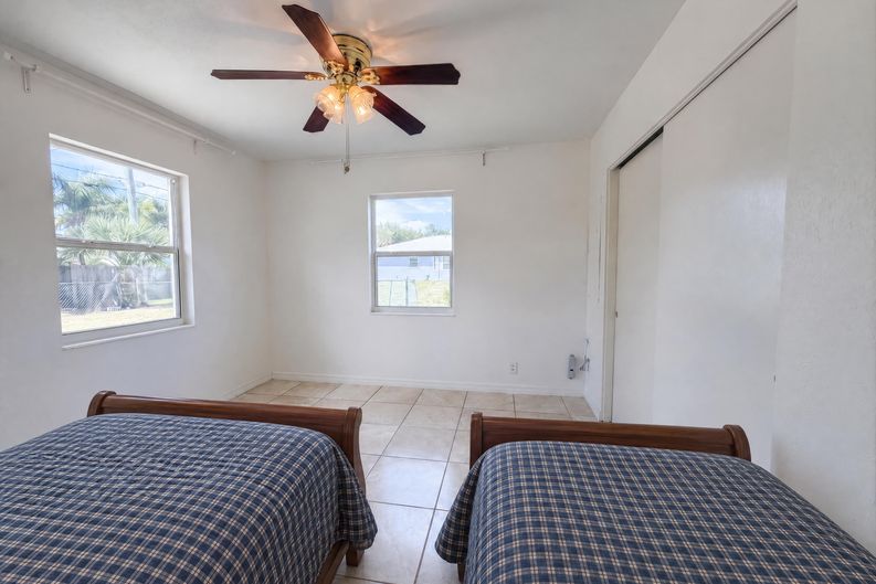 Photo 13 of 28 of 829 E 4th St, Englewood, FL