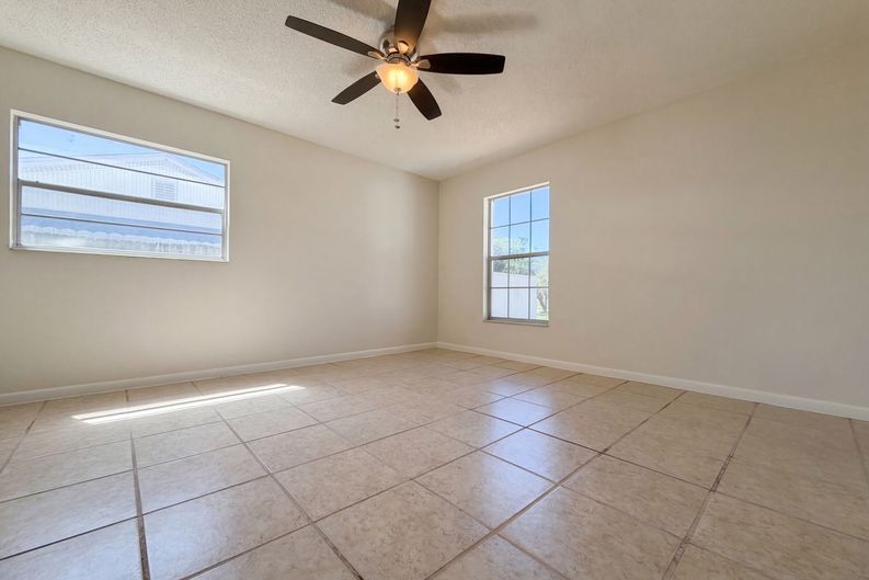 Photo 9 of 24 of 909 Winchester Ct, Brandon, FL