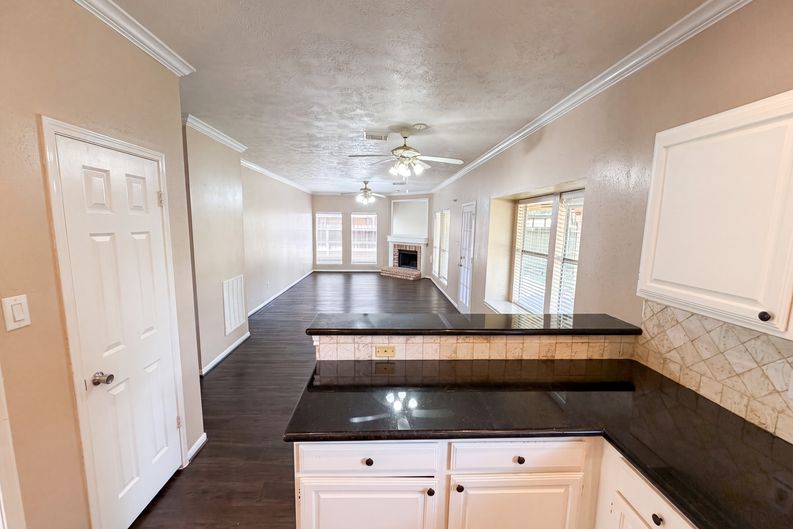 Photo 3 of 28 of 4215 River Ranch Dr, Pasadena, TX