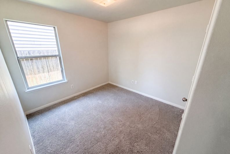 Photo 9 of 19 of 907 Amaryllis Rd, Baytown, TX