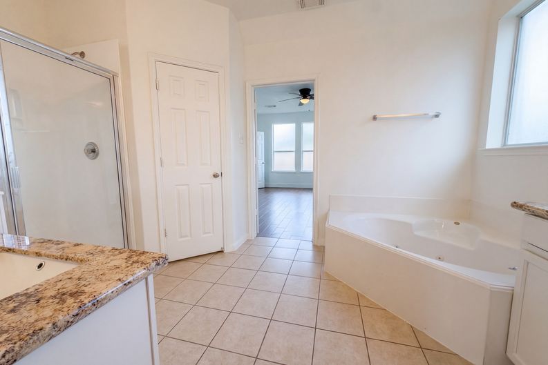 Photo 11 of 43 of 7618 Crescent Lake Ct, Rosenberg, TX