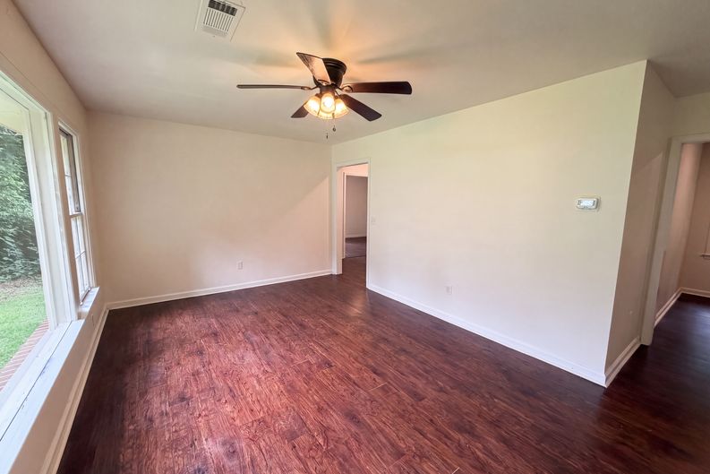 Photo 3 of 18 of 856 Glenway Dr, Atlanta, GA