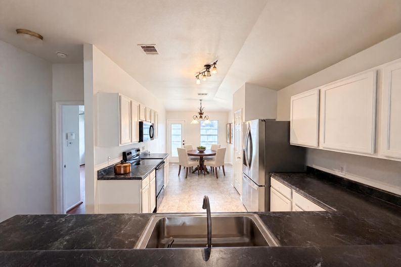 Photo 7 of 16 of 413 E Vega Ln, Killeen, TX