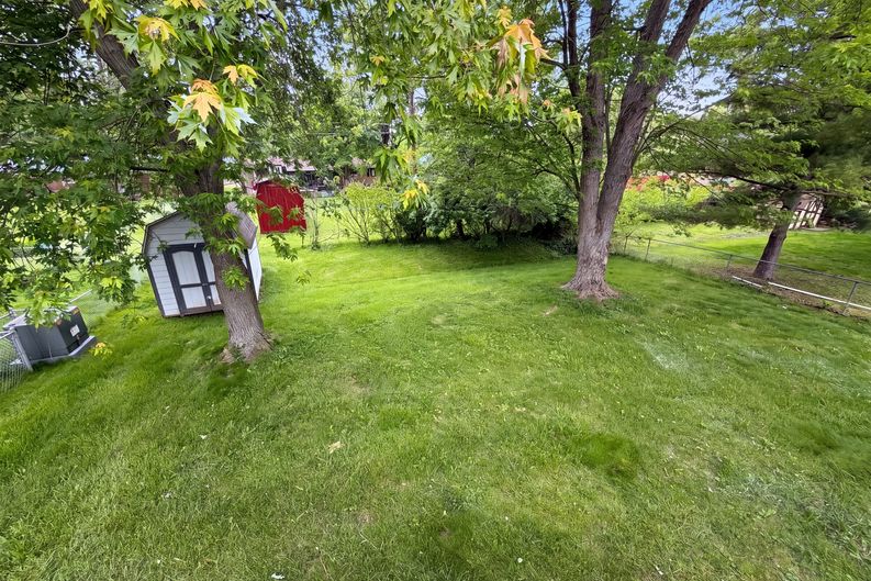 Photo 16 of 18 of 918 Bremerton Dr, Indianapolis, IN