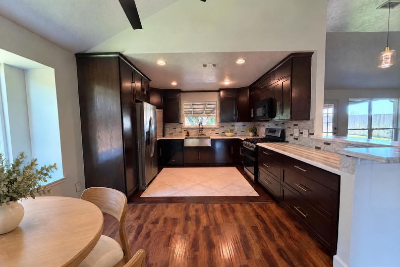 Photo 9 of 18 of 4750 Backenberry Dr, Friendswood, TX