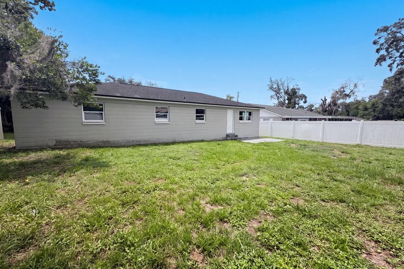 Photo 5 of 21 of 411 Capricorn Ln, Orange Park, FL