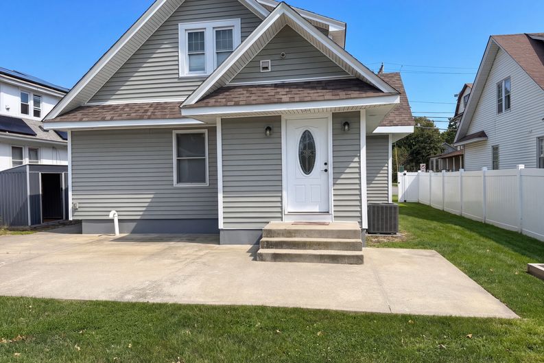Photo 5 of 21 of 116 S Clinton Ave, Bay Shore, NY