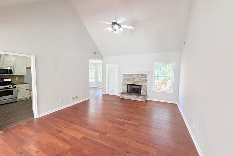 Photo 9 of 35 of 1396 Bramlett Forest Ct, Lawrenceville, GA
