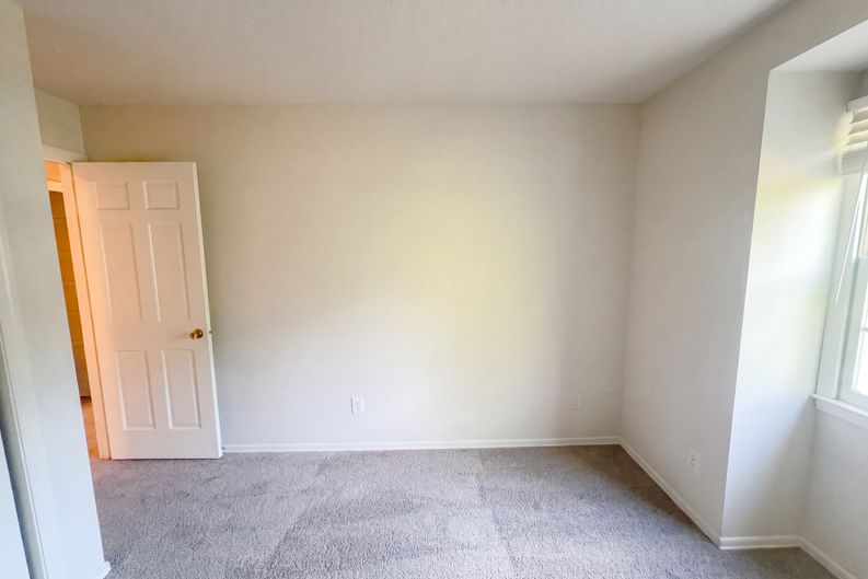 Photo 4 of 21 of 3229 Regents Park Ln, Greensboro, NC