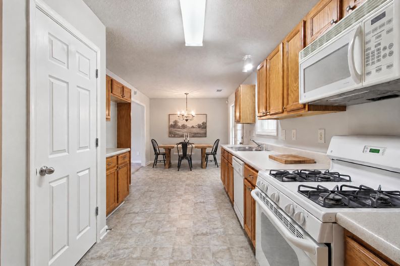 Photo 9 of 28 of 273 Rosemont Ct, Hiram, GA