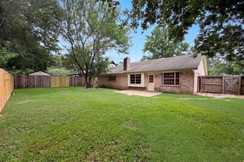Photo 5 of 19 of 9606 Ballin David Dr, Spring, TX