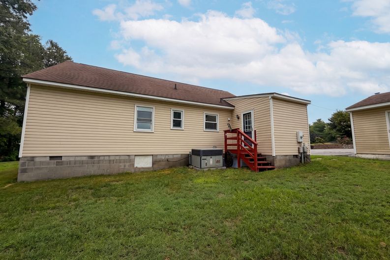 Photo 5 of 17 of 7397 Shady Grove Rd, Mechanicsville, VA