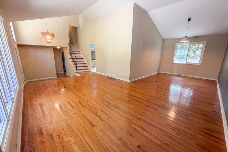 Photo 3 of 26 of 33170 Ledge Hill Dr, Solon, OH