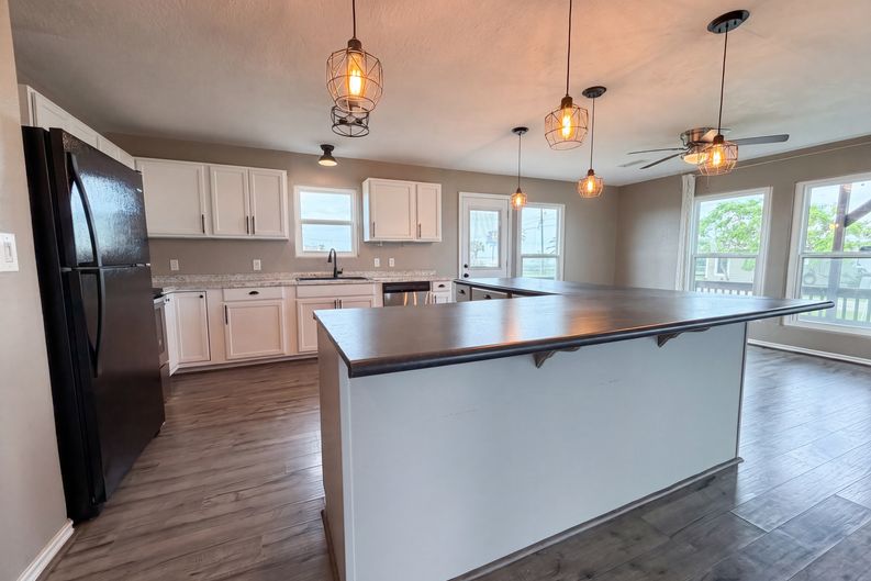 Photo 7 of 19 of 552 Marshall Johnson Ave S, Port Lavaca, TX