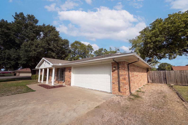 Photo 20 of 22 of 203 Frost Creek Ave, Groesbeck, TX