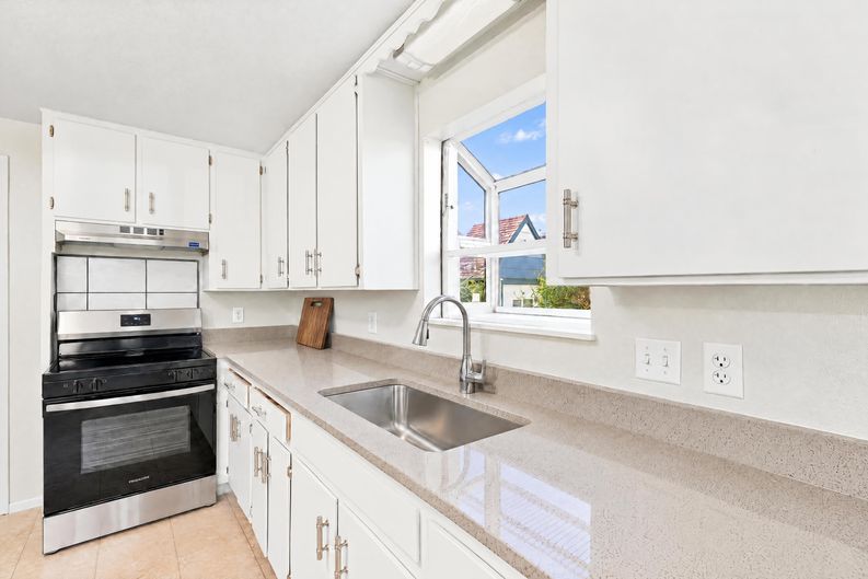 Photo 6 of 29 of 223 W Ellendale Ave, Dallas, OR
