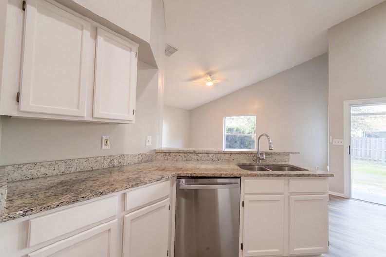 Photo 11 of 41 of 9703 Glenpointe Dr, Riverview, FL