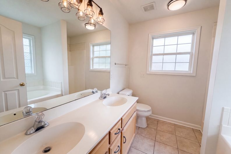 Photo 10 of 22 of 8018 Valencia Dr, Smyrna, TN