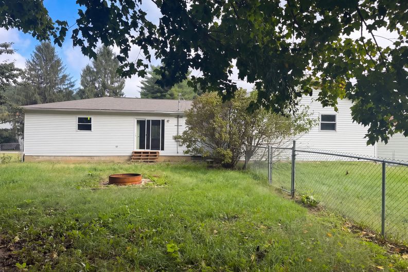 Photo 5 of 19 of 583 Derby Downs Rd, Newark, OH