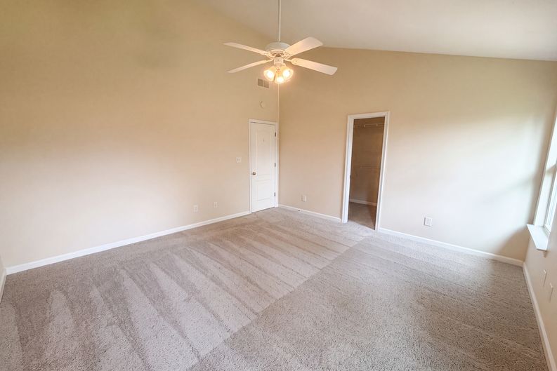 Photo 12 of 17 of 453 Castle Top Ln, Lawrenceville, GA