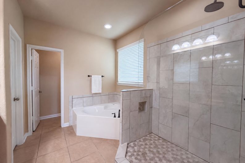 Photo 15 of 40 of 9003 Newcroft Ct, Tomball, TX