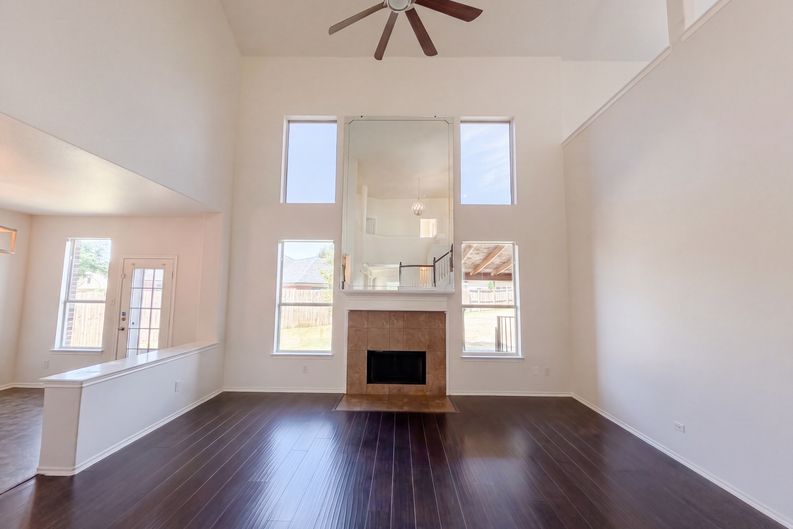 Photo 8 of 31 of 1402 Stone Oak Ct, Cedar Hill, TX