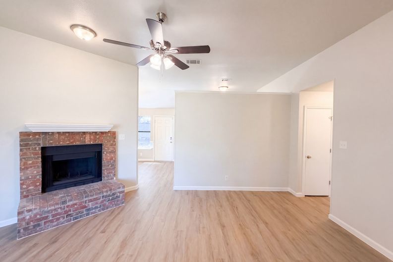 Photo 3 of 19 of 2812 Beverly Dr, Denton, TX