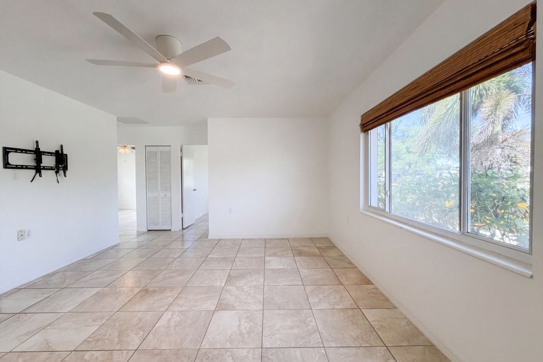 Photo 3 of 28 of 829 E 4th St, Englewood, FL