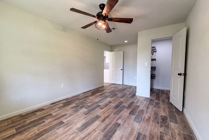Photo 8 of 17 of 118 S Ringgold St, West Columbia, TX