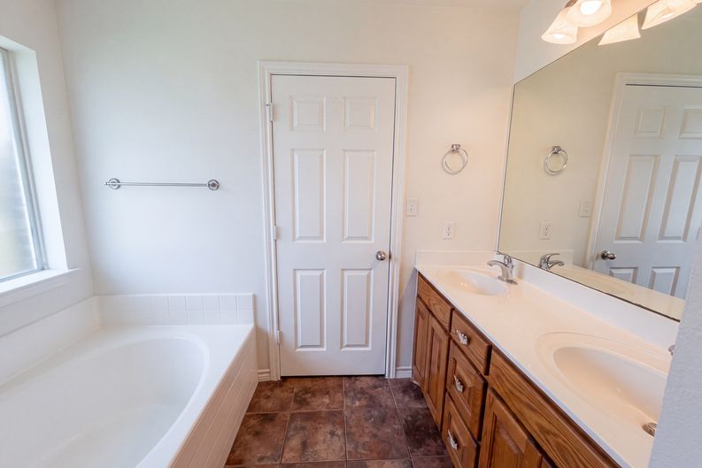 Photo 15 of 18 of 11239 Twin Spires Dr, Flint, TX