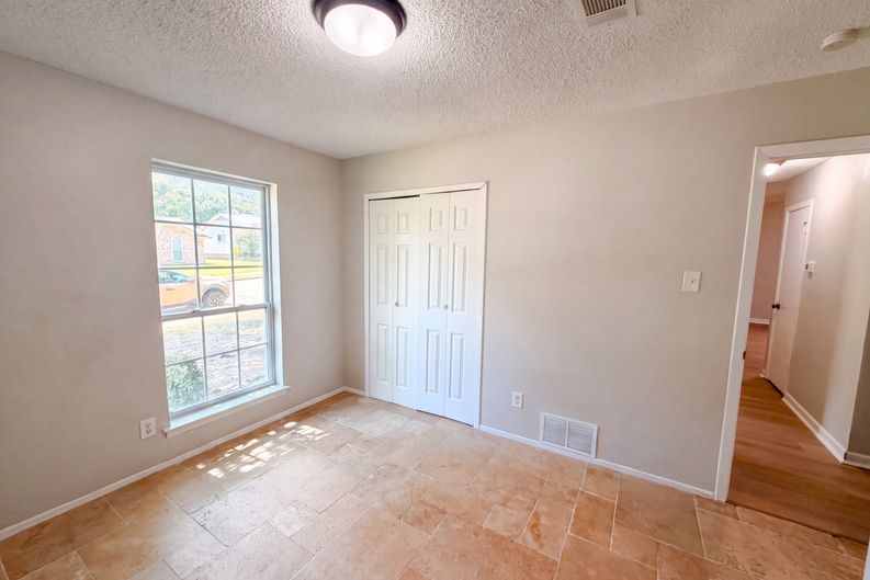 Photo 9 of 17 of 922 Meadowdale Cir, Garland, TX