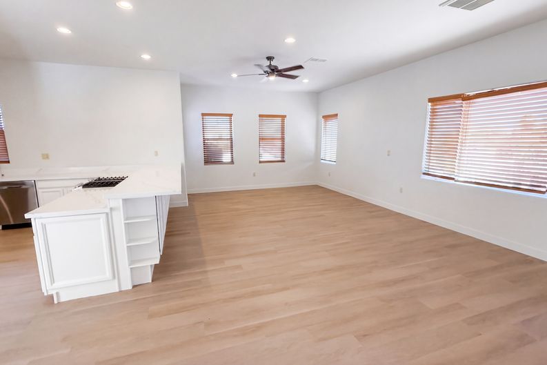 Photo 14 of 66 of 51340 W Iver Rd, Aguila, AZ