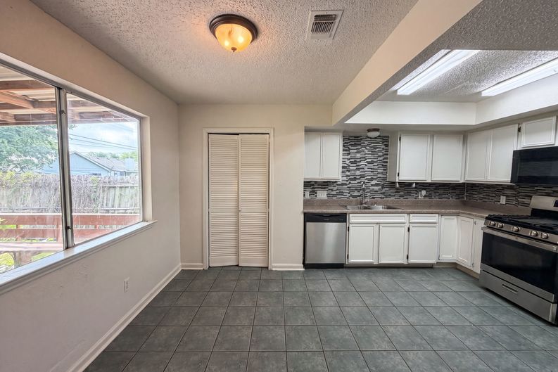 Photo 7 of 16 of 1803 Frontier Trl, Round Rock, TX
