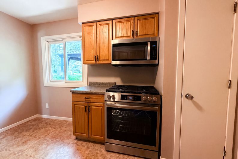 Photo 7 of 24 of 18220 Duck Lake Trl, Eden Prairie, MN