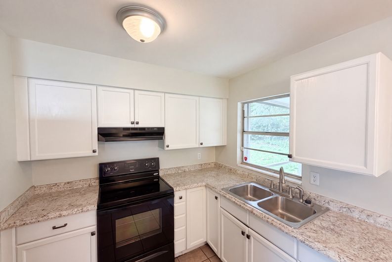 Photo 13 of 23 of 1735 Jefferson Dr, Mount Dora, FL