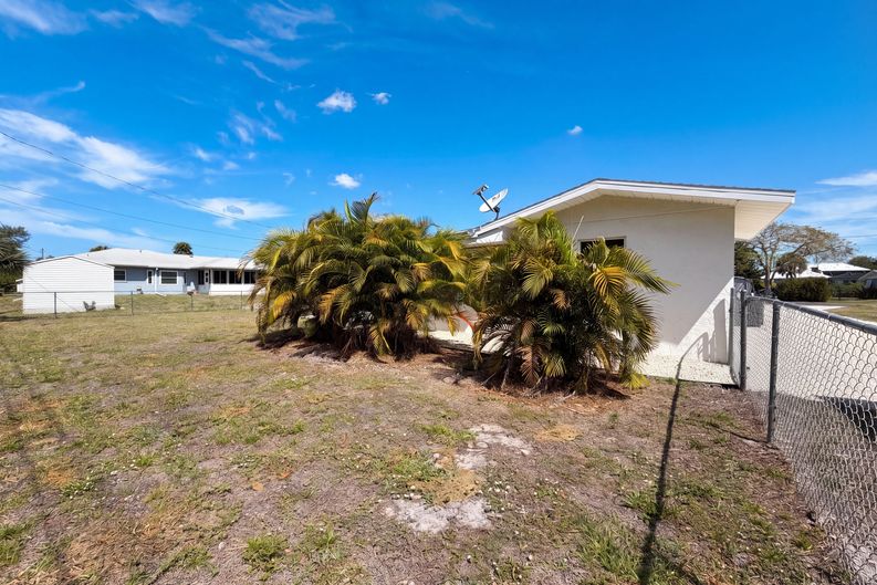 Photo 25 of 28 of 829 E 4th St, Englewood, FL