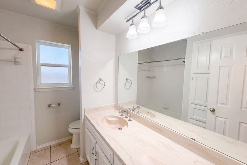 Photo 19 of 27 of 1208 Hillcrest Dr, Euless, TX