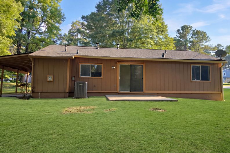Photo 4 of 14 of 3118 Caliente Ln, Rex, GA