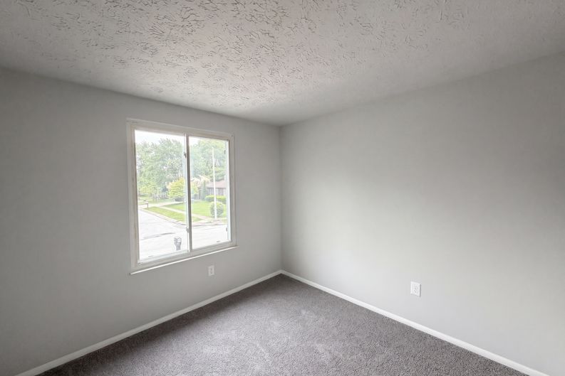 Photo 11 of 18 of 918 Bremerton Dr, Indianapolis, IN
