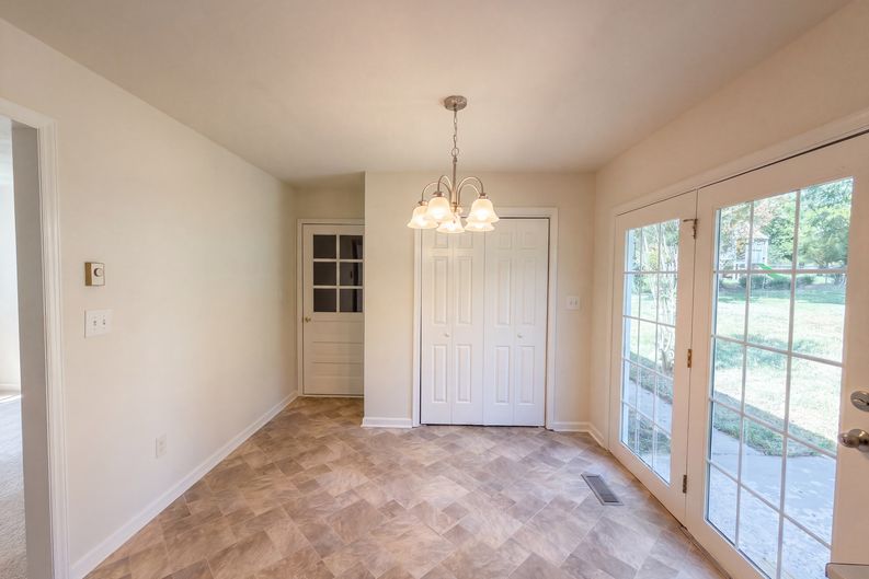 Photo 6 of 20 of 3221 Meadow Ln, Winston Salem, NC