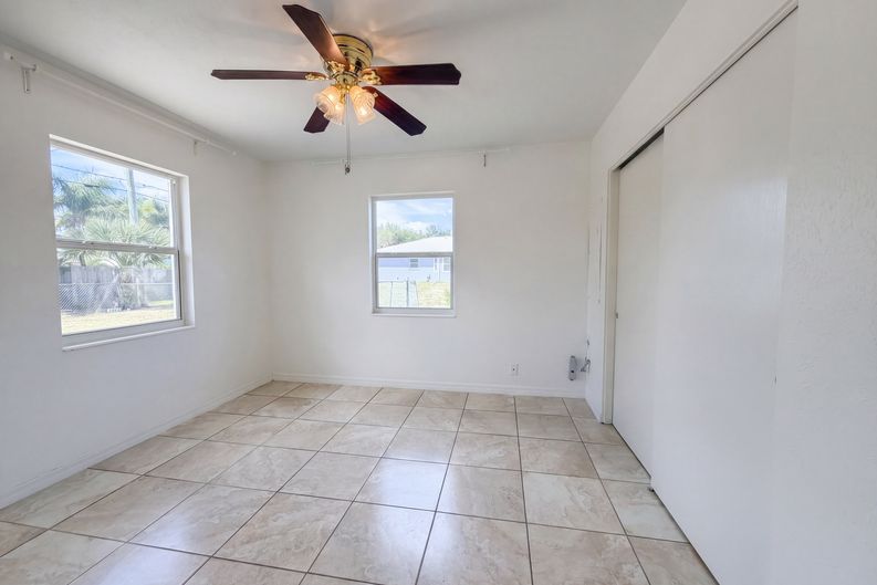 Photo 13 of 28 of 829 E 4th St, Englewood, FL