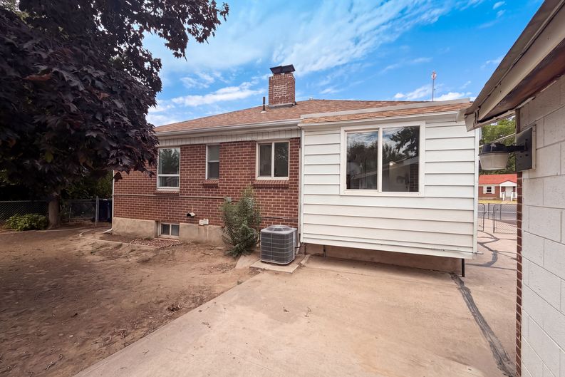 Photo 5 of 23 of 116 Ross Dr, Clearfield, UT