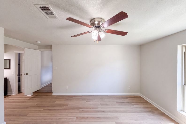 Photo 11 of 21 of 220 Grand Meadow Dr, Fort Worth, TX