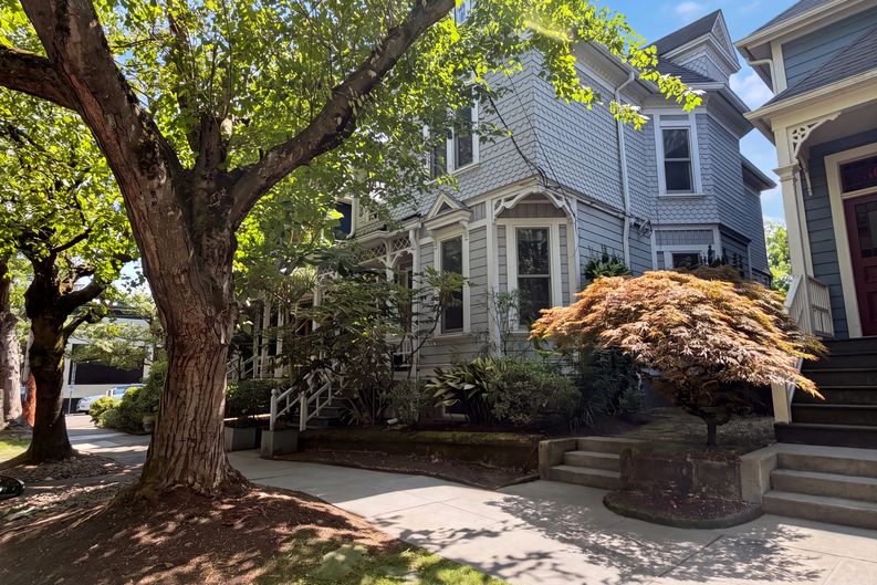 Photo 29 of 34 of 1710 NW Hoyt St, Portland, OR