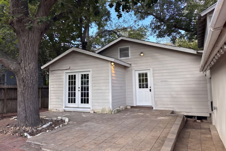 Photo 5 of 30 of 111 S College St, Gonzales, TX