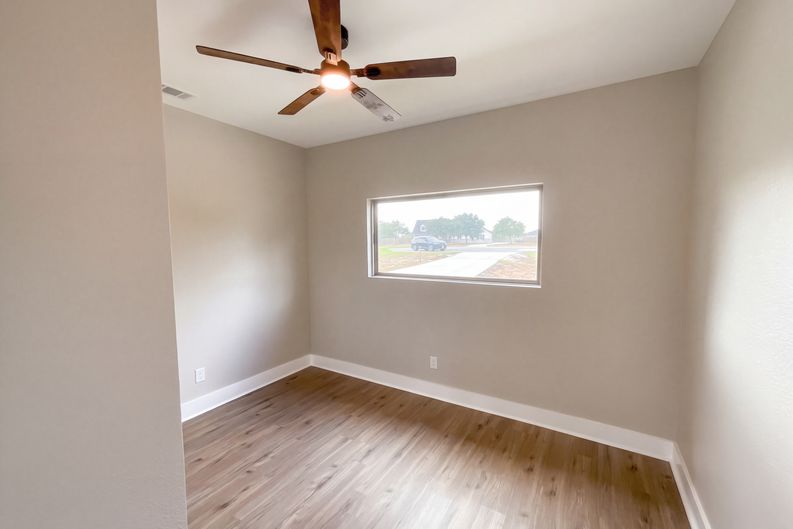 Photo 11 of 25 of 185 E Medium Meadow Dr, Lytle, TX