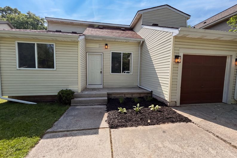 Photo 22 of 28 of 21425 Averhill St, Farmington Hills, MI